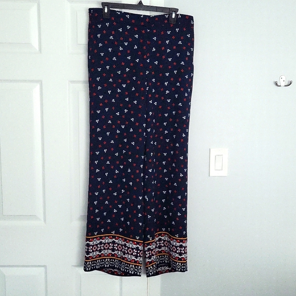 3 for $15 cute navy flowered wide leg pants in great condition.